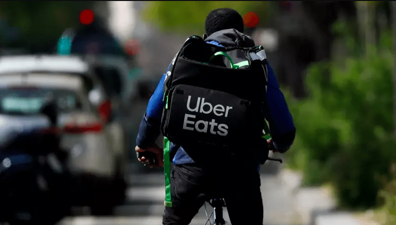 Entregador da Uber Eats durante dia de trabalho (1.abril.2020) Foto: Gonzalo Fuentes/Reuters