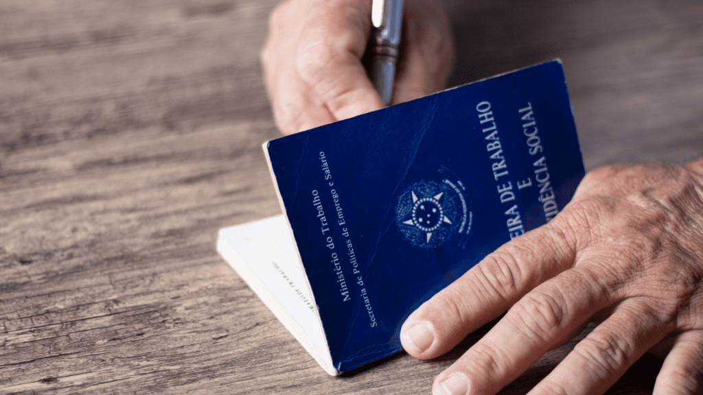 Carteira assinada perde Auxílio Brasil? Entenda se é possível manter os dois