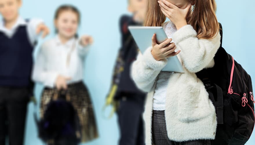 A menina contou que os colegas começaram a rir e ela voltou para casa chorando.(Imagem: Freepik)