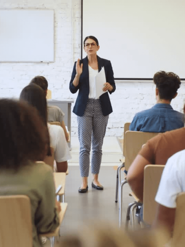 Escola é condenada a indenizar professora por fala racista de colega