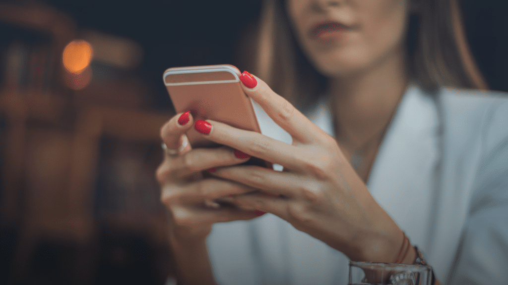 Funcionária denuncia que foi demitida após reclamar de receber figurinhas pornográficas do gerente de empresa