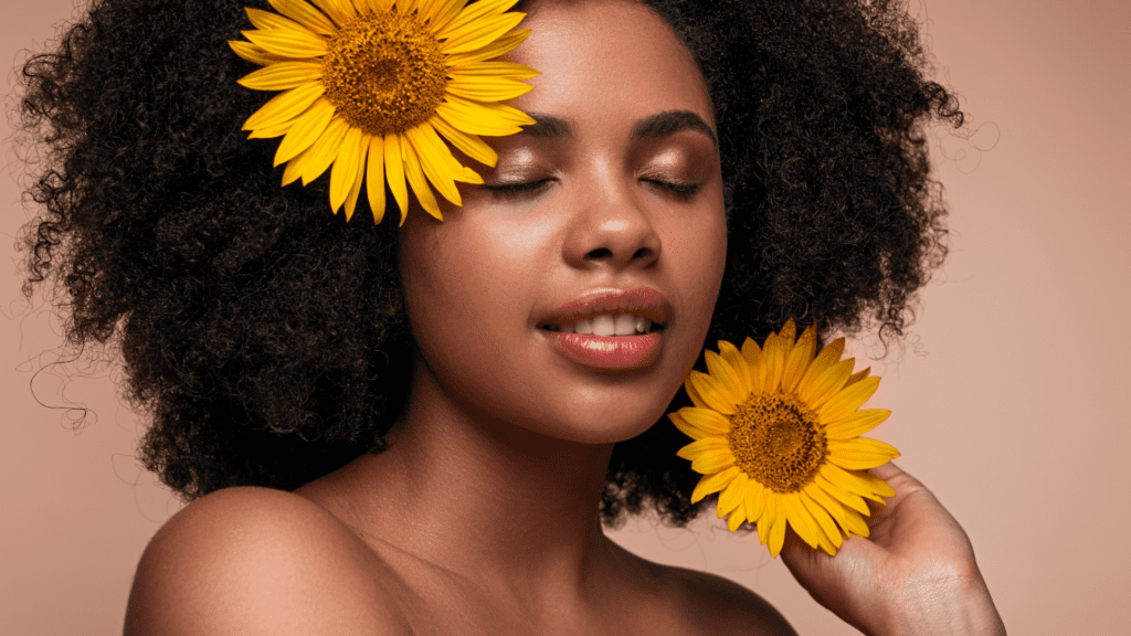 "Vai assustar": Empregada obrigada a prender cabelo black power será indenizada